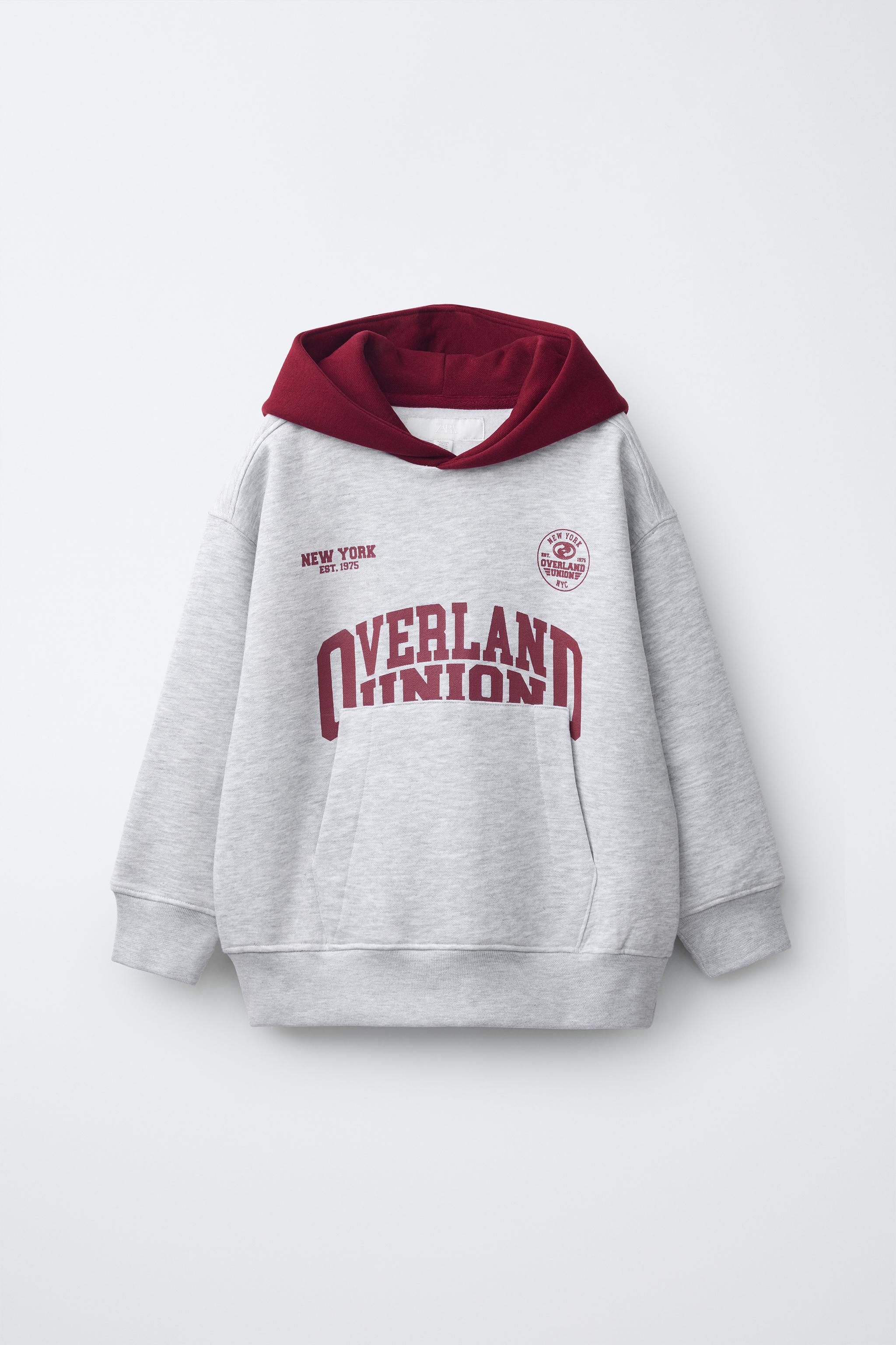 SWEAT À CAPUCHE ET INSCRIPTION